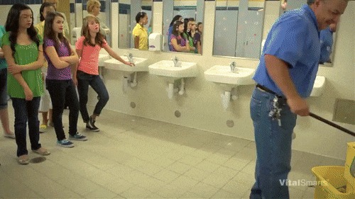 Секс с одноклассником в школьном туалете