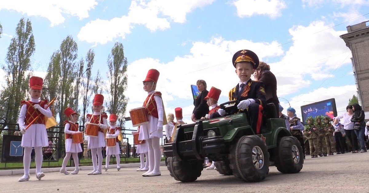 Парад 9 мая дети. Малышковый парад в Лихославле. Детский парад Победы. Детский военный парад. Дети на параде.